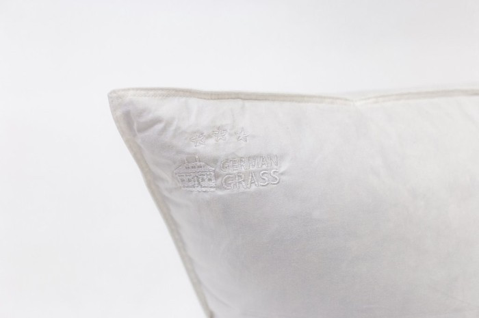 Подушка 3 STARS FAMILIE DOWN упругая 40х40