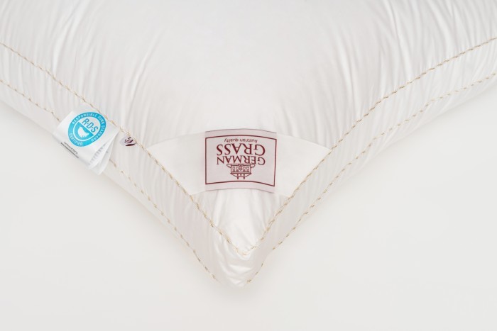 Подушка KING DOWN GRASS трехкамерная 3D средняя с бортиком 68х68