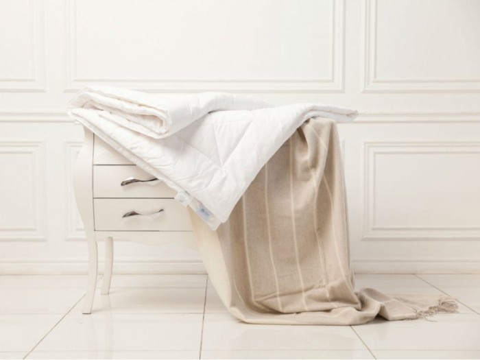 Одеяло стеганное окантованное ANGORA FAMILIE WOOL 200 х 220 всесезонное