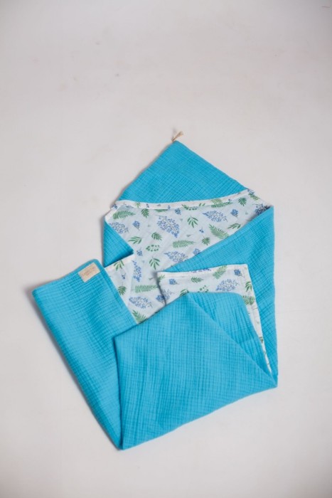 Полотенце-уголок муслин голубой (ягодки) 100х100