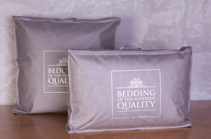 Подушка стеганная на молнии German Grass CAMEL FAMILIE WOOL 68 х 68 см.