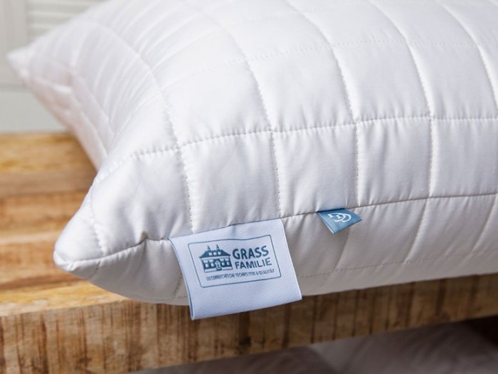 Подушка стеганная на молнии German Grass CAMEL FAMILIE WOOL 68 х 68 см.